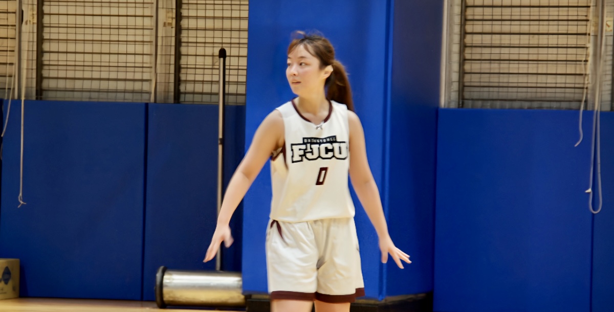 輔大蔣珺雅多次與隊友合作，飛速前往底線及時出手，也在本次比賽中投進本場第一顆三分。攝/劉佳涵