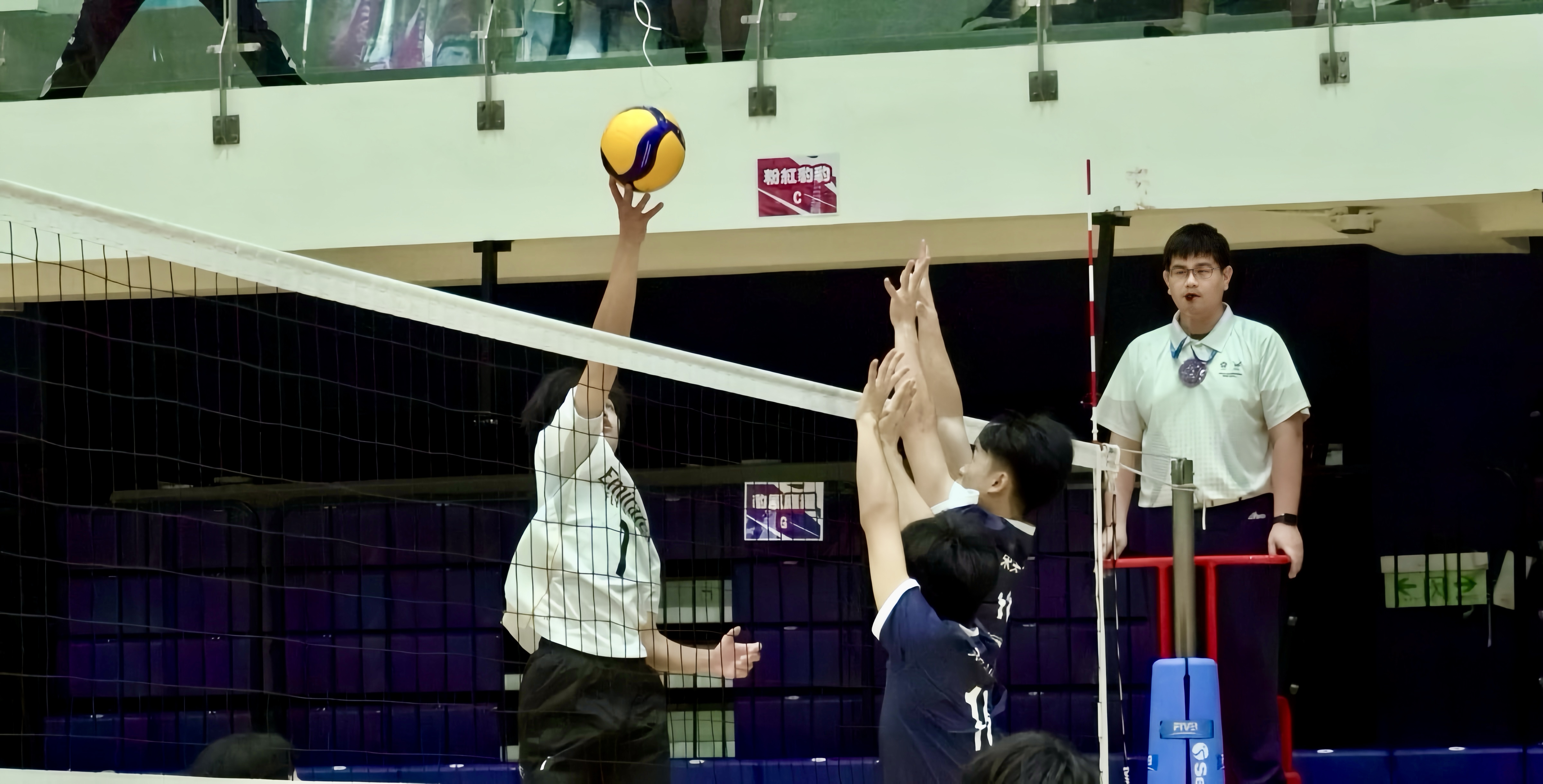 中原攻擊手賴哲昕(白)多顆吊小球，抓準對手空檔得分。攝/巫騏安