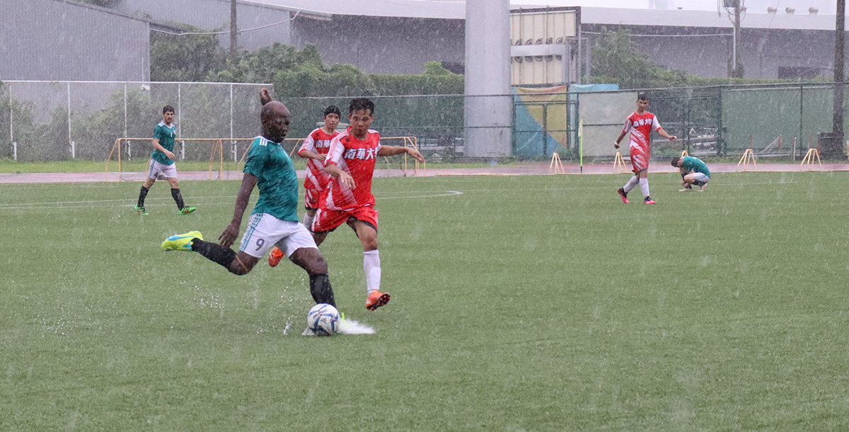 豪雨不擋馬貝庫(綠衣)攻勢，帶領元智拿下勝利。攝蔡承芳