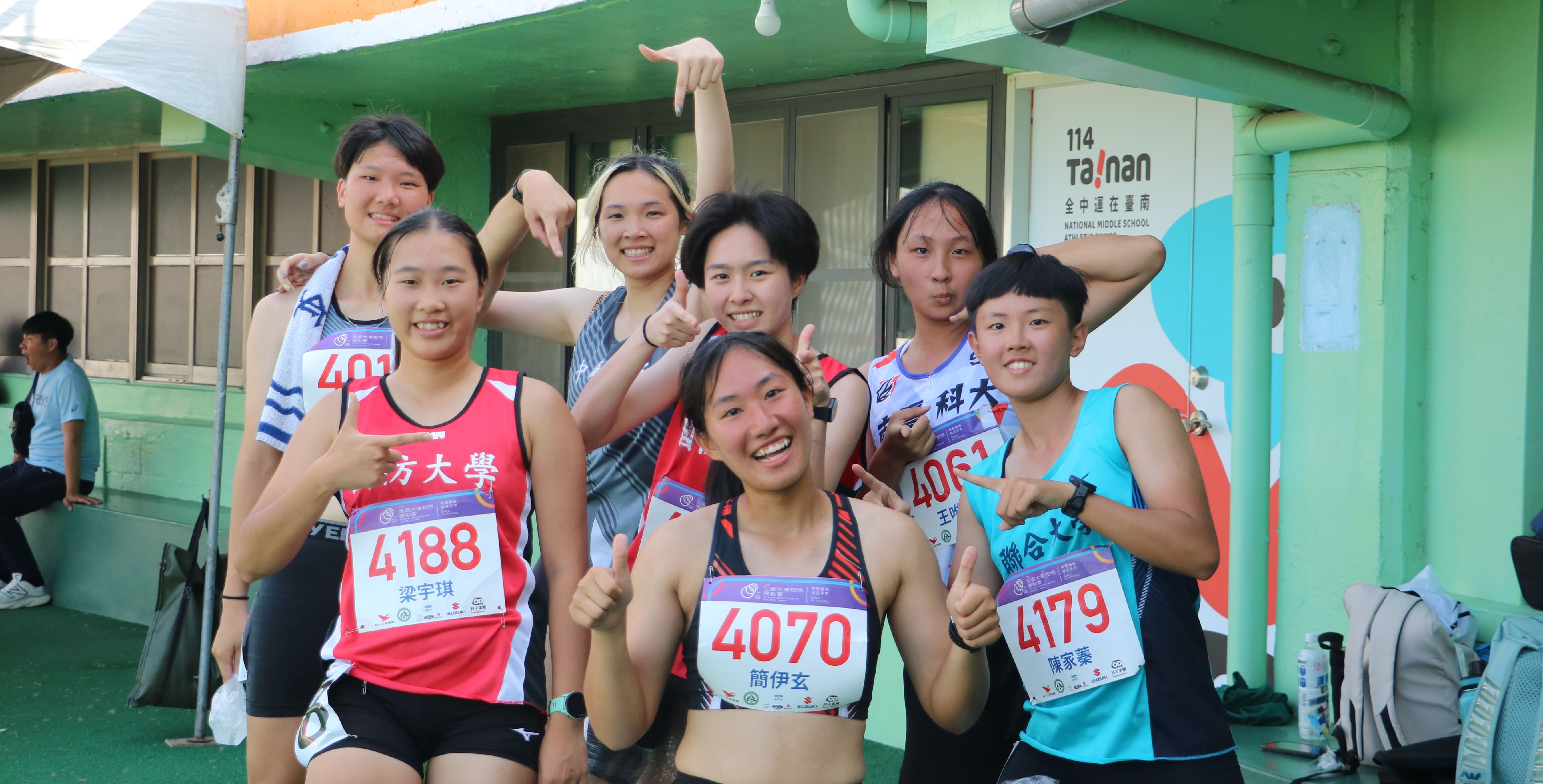 從上屆僅3人完賽，到本屆共有8人，一般女七項全能選手完賽合影。攝/許靜玟