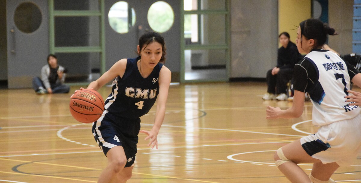 中國醫張硯宜(左)貢獻15分，扛起球隊進攻。攝/廖心瑀