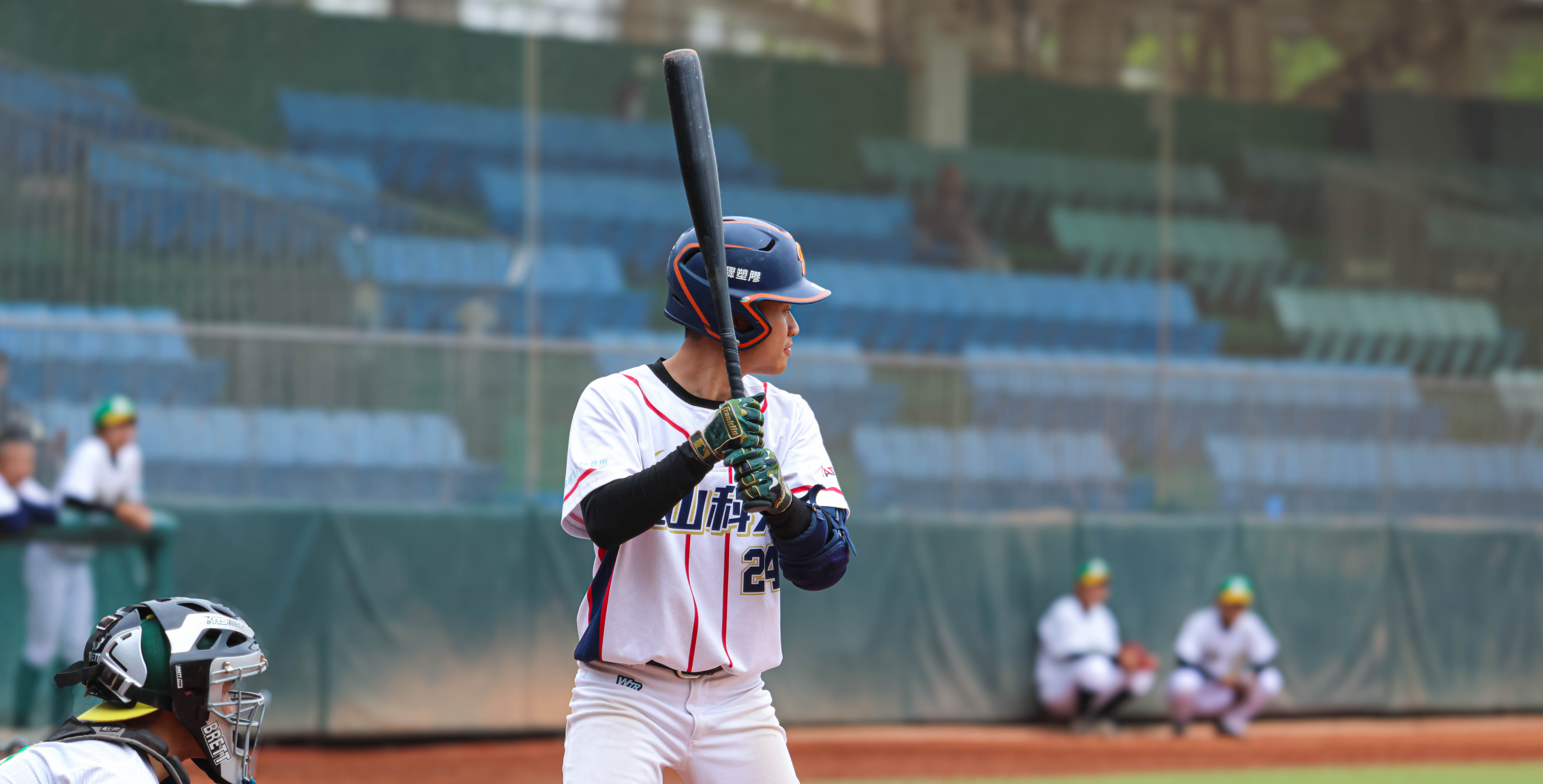 崑山大四球員王維彬七局上敲出2分打點安打帶動反攻。攝/許靜玟