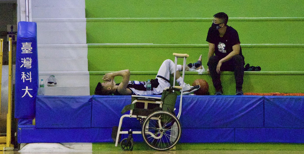 臺科大隊長陳孝榕在前天對上中信學院的比賽中，上籃時意外受傷。攝／王子尹