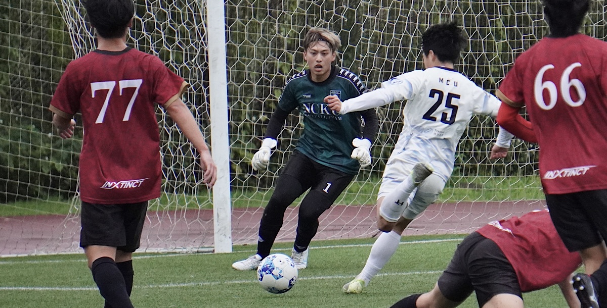 成大門將張育嘉(綠)多次擋下門前威脅。攝/孫千筑