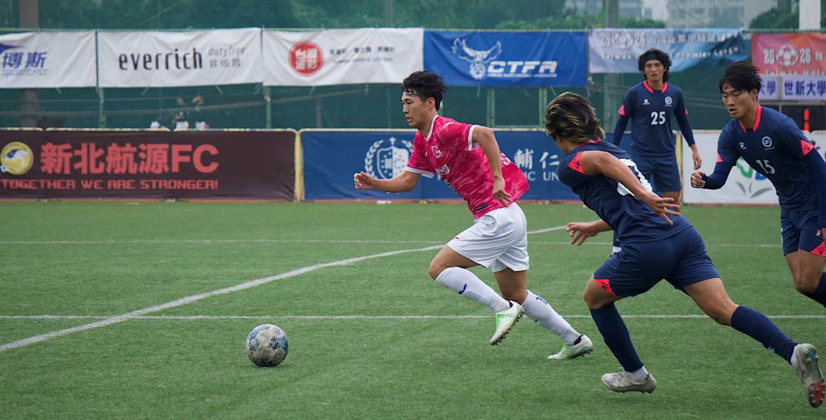 面對北市大的重重進攻,世新(粉)仍勇往直前。攝/孫千筑