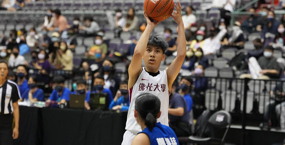 佛光大學王竫婷32分13籃板，達成生涯700籃板。攝/大專體總