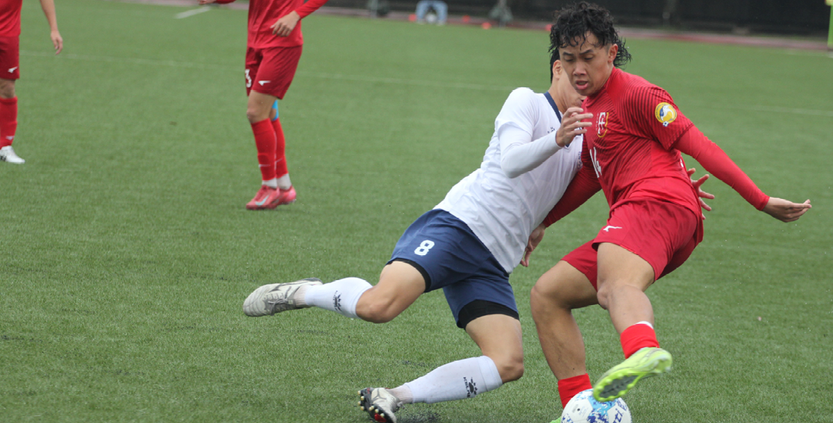 踢進致勝球的輔大王柏穎(右)。攝/陳葦澤