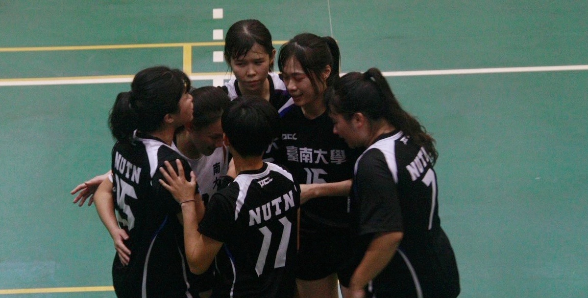 南大球員賽中鼓勵。攝/楊翊筠