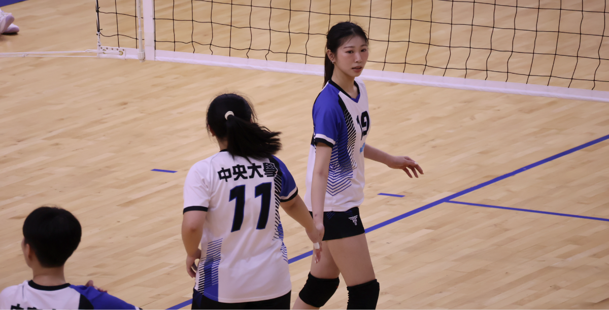 中央隊長張伊喬(右)攻守皆有關鍵發揮,撐起球隊戰局。攝/陳奕軒