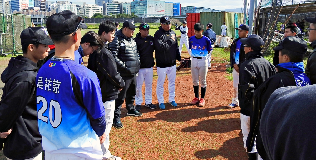 城市科大總教練曹竣崵仍不斷告誡選手，「態度」的重要。攝/顏郁修