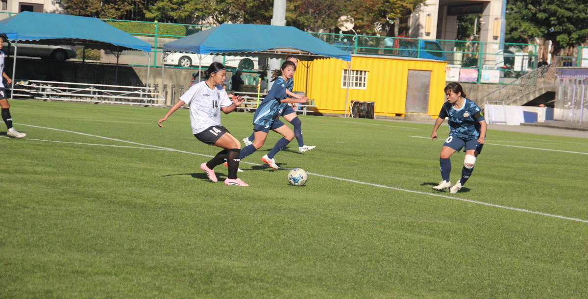 臺師林怡岑在下半場58分鐘中路起腳射門。攝/林子堯