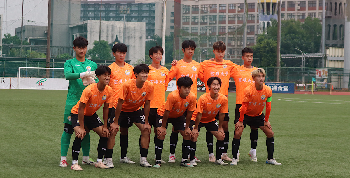 面對世新下半場的攻擊，高大在防守端加強火力。攝/王朝麟