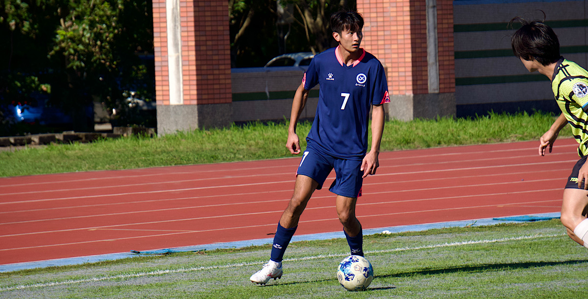 北市大戴亞成於後場持球,串聯隊友組織進攻。攝/孫千筑