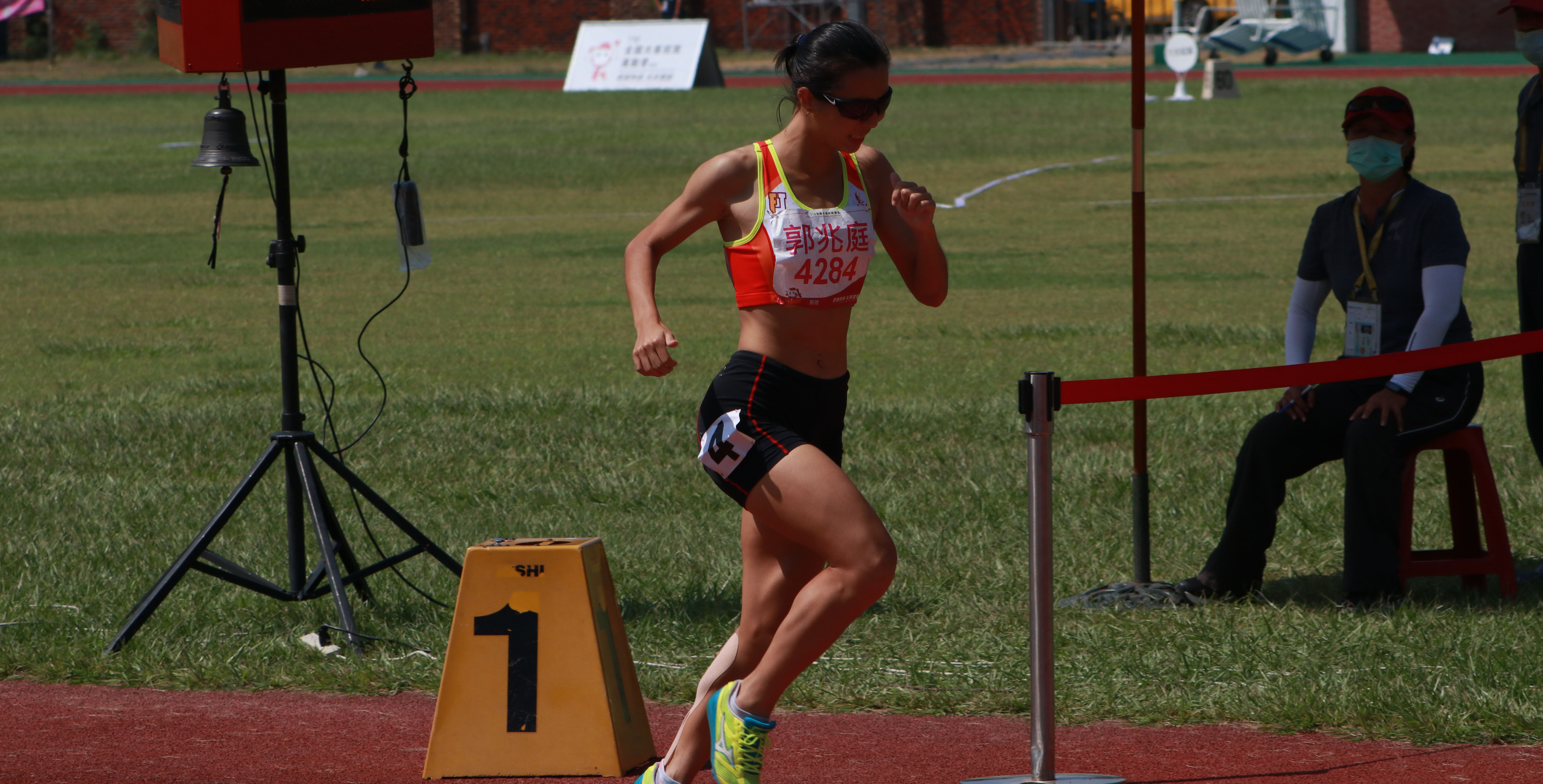 輔大郭兆庭一般女800公尺決賽以2:26.34奪金。攝/林宜臻