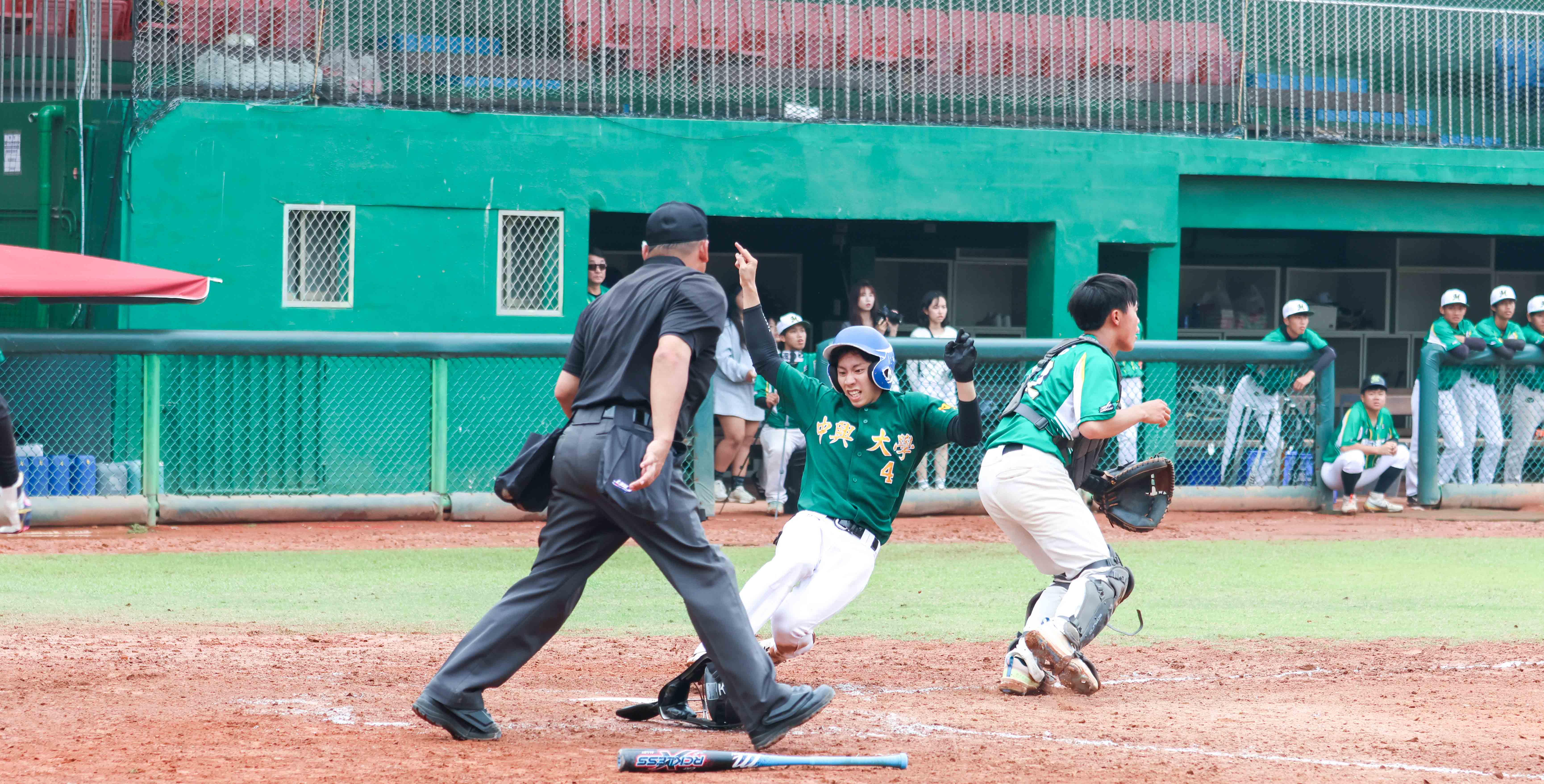 中興涂睿志三打席選到三次保送,三度跑回本壘得分。攝/許靜玟