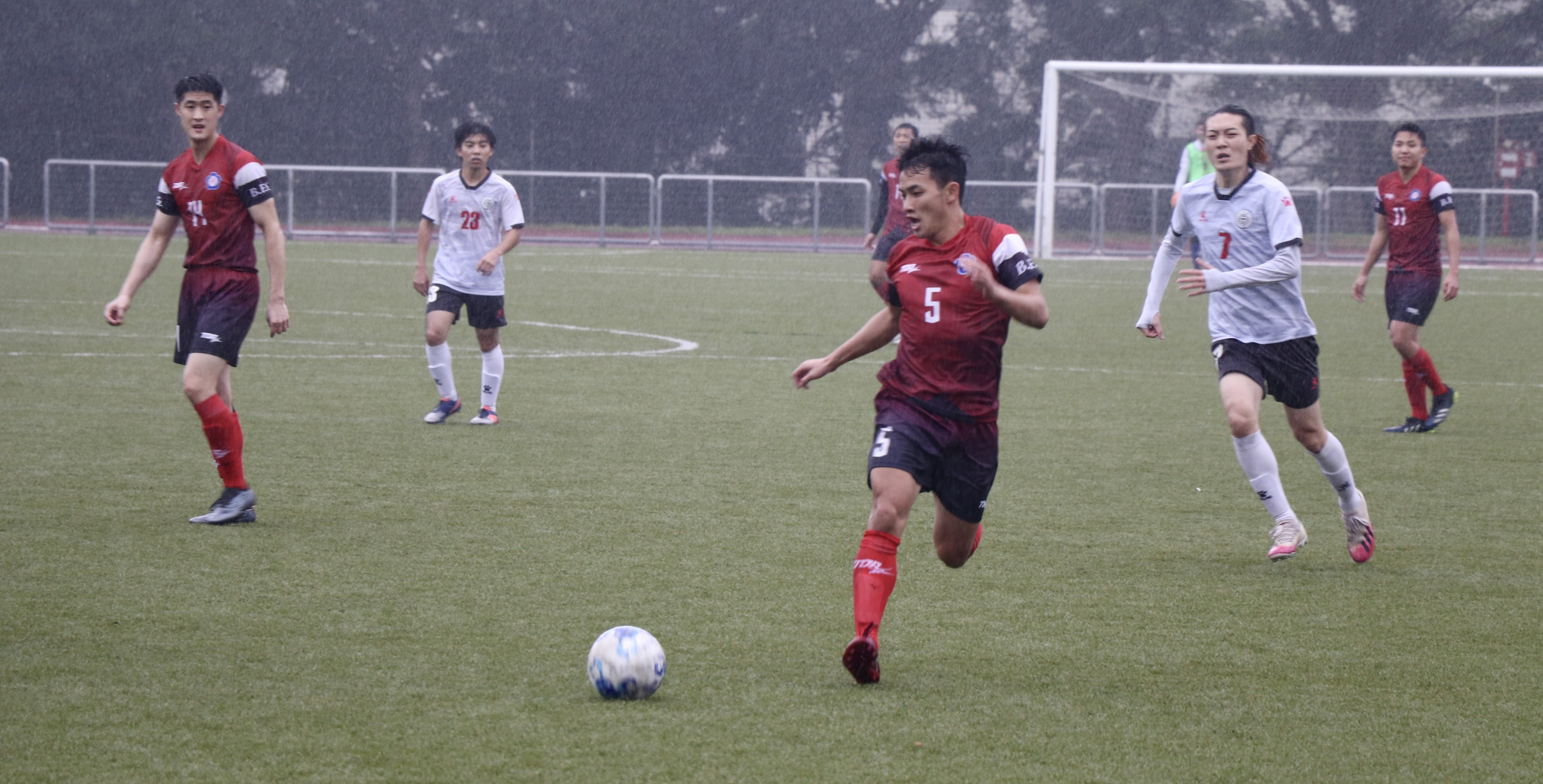 政大與東海大雨中仍奮力攻守。攝/徐柏勳