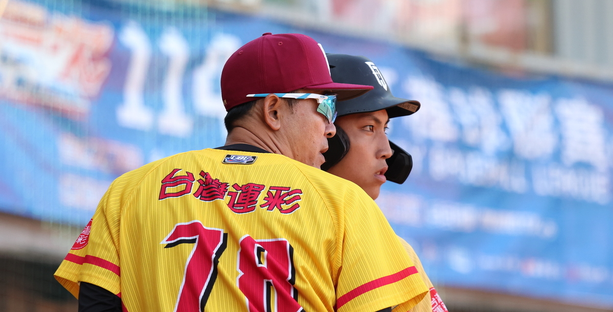 輔大總教練林敬民(左)時刻提醒選手該做什麼。攝/林巧晨