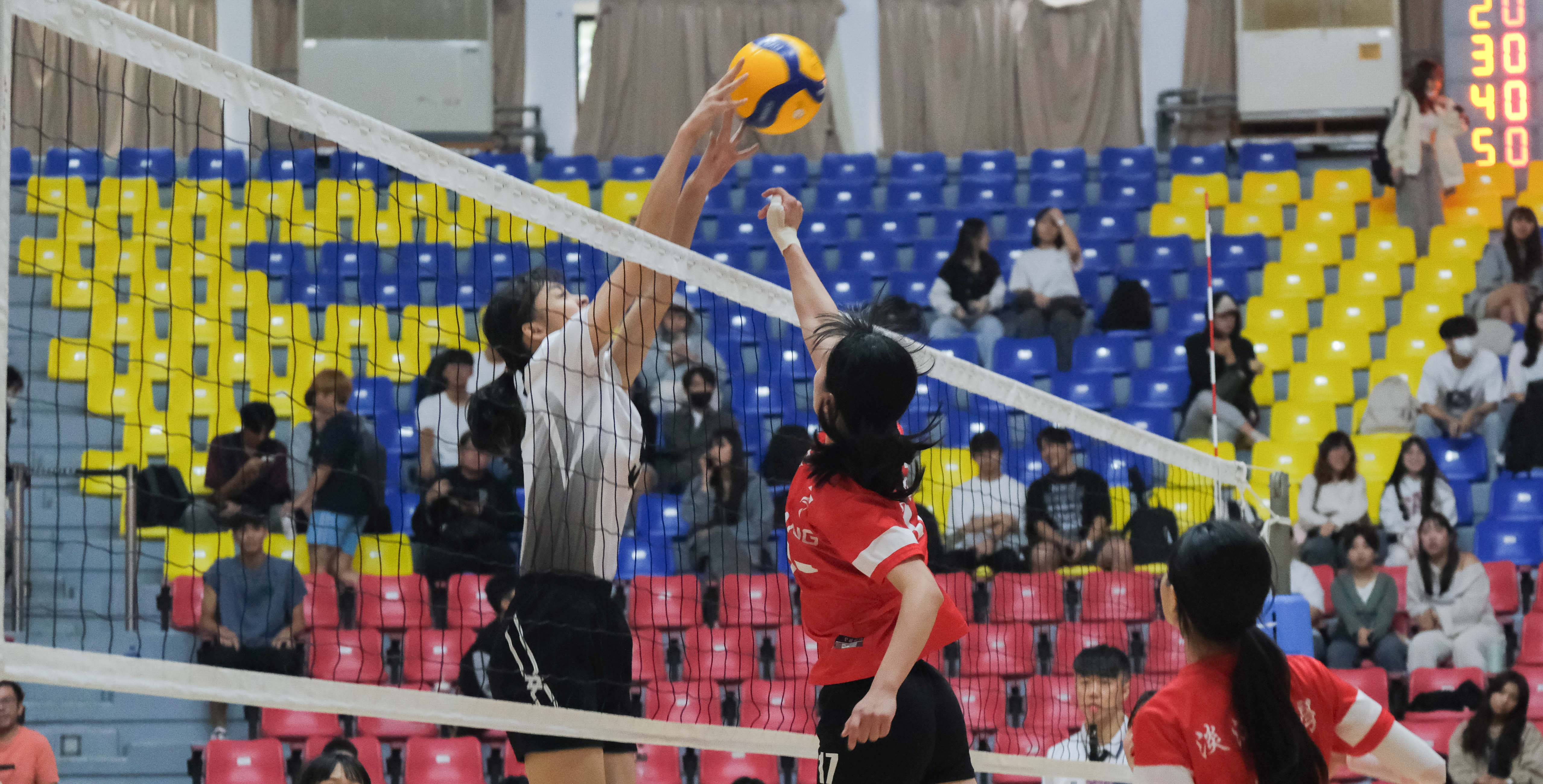 政大（左）多次攔下淡江攻擊。攝/李慈恩