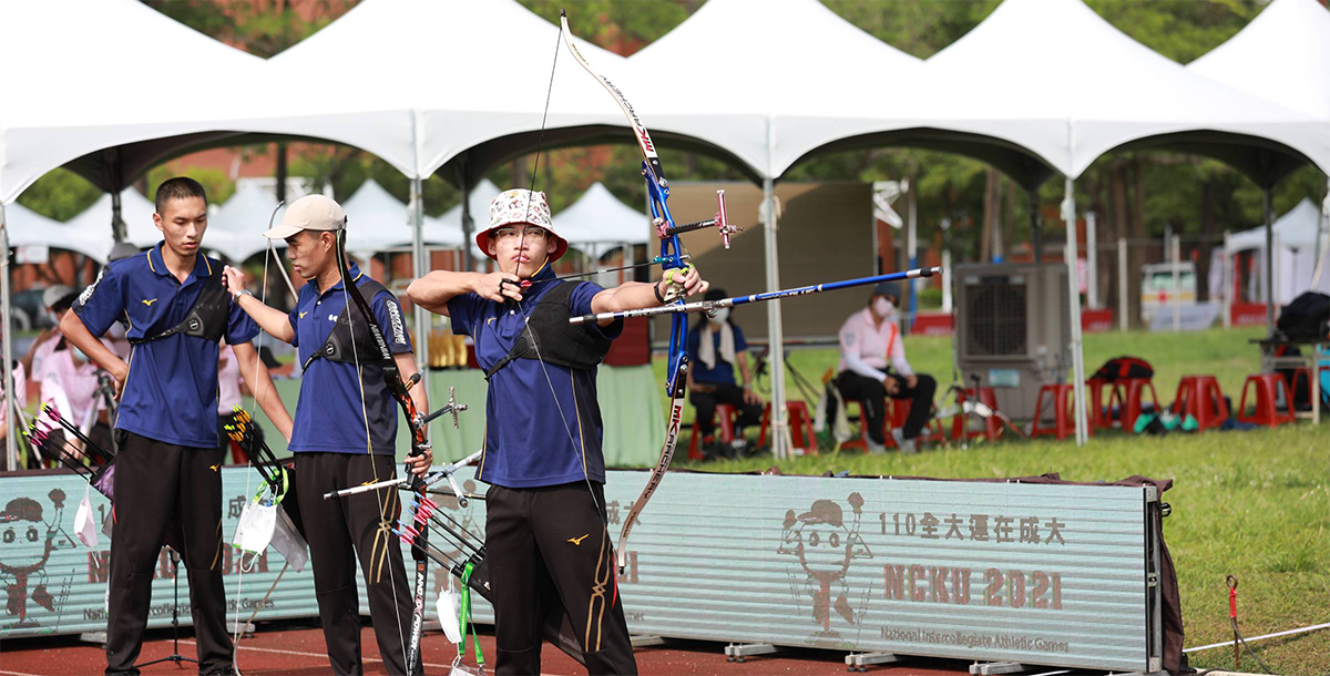 110年全大運一般男生組射箭反曲弓團體對抗賽金牌組合，由左至右為曾靖驊、畢楨煥與許博鈞。圖/交大射箭隊提供