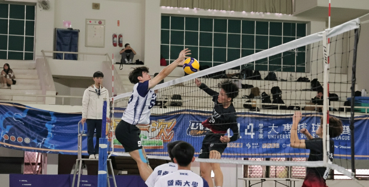 暨南主攻手陳冠霖(白)精彩攔網。攝/李沛妮