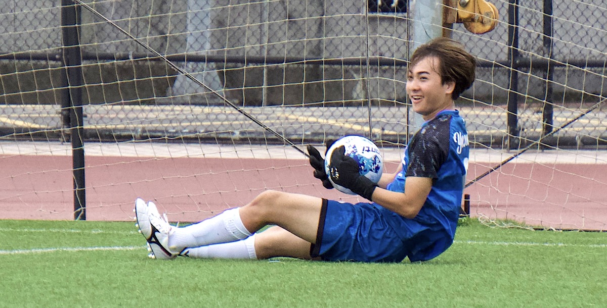 樹德阪本陽亮第一次擔任守門員，時不時收到教練在場邊的鼓勵。攝/孫千筑