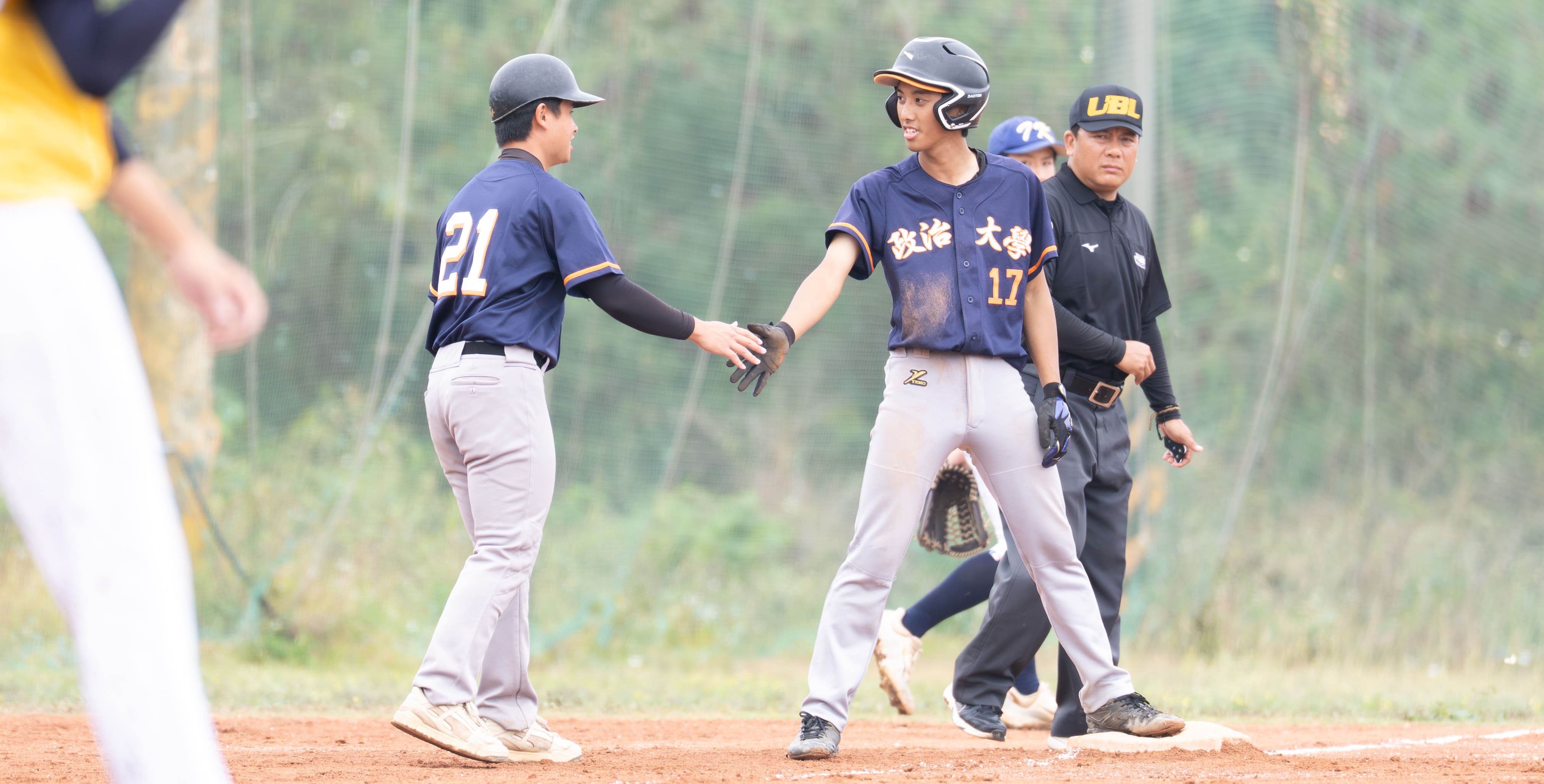 政大鍾騫宇(右)單場雙安表現亮眼,並在關鍵時刻敲出三壘安打追回首分。攝/黃斯筠