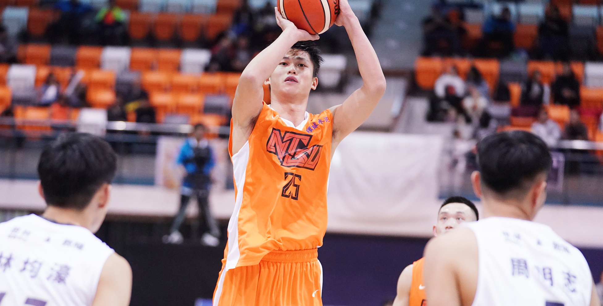 國體大一林正10分、10籃板,開季2度「雙十」。攝/大專體總