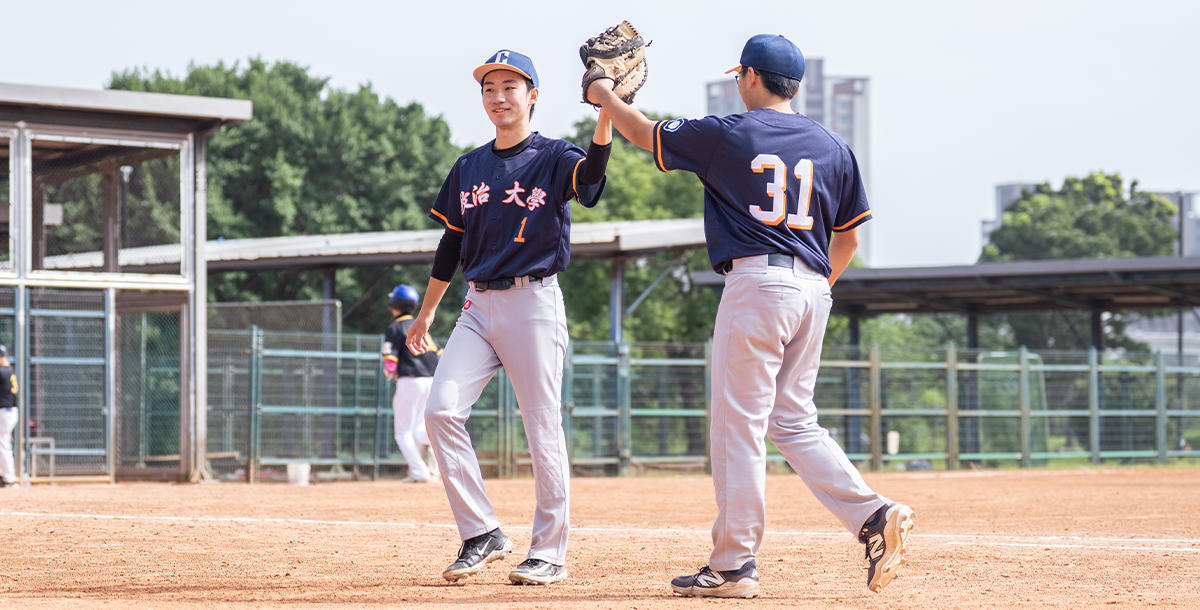 政大先發投手俞廷翰(左)，在被轟出陽春砲後隨即送出三振。