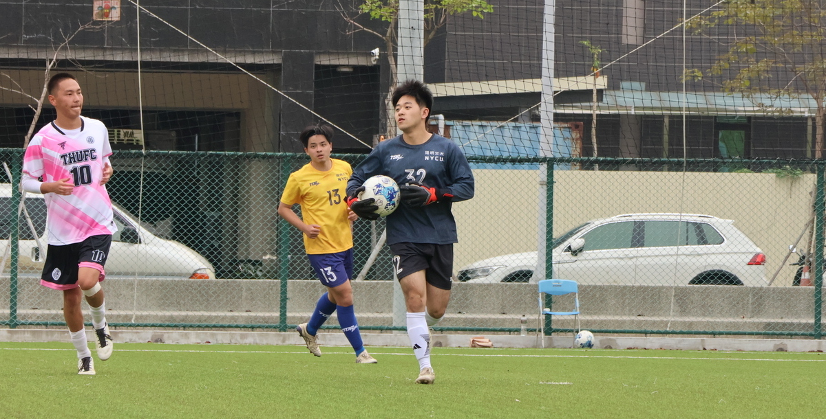 陽明交大守門員張哲與多次擋下對手進攻。攝/陳冠頡