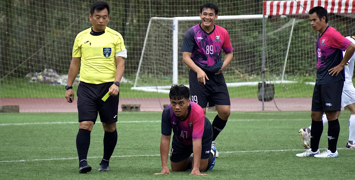 高師郭大哲（47）被判一張黃牌，賽後喊冤。攝/孫千筑