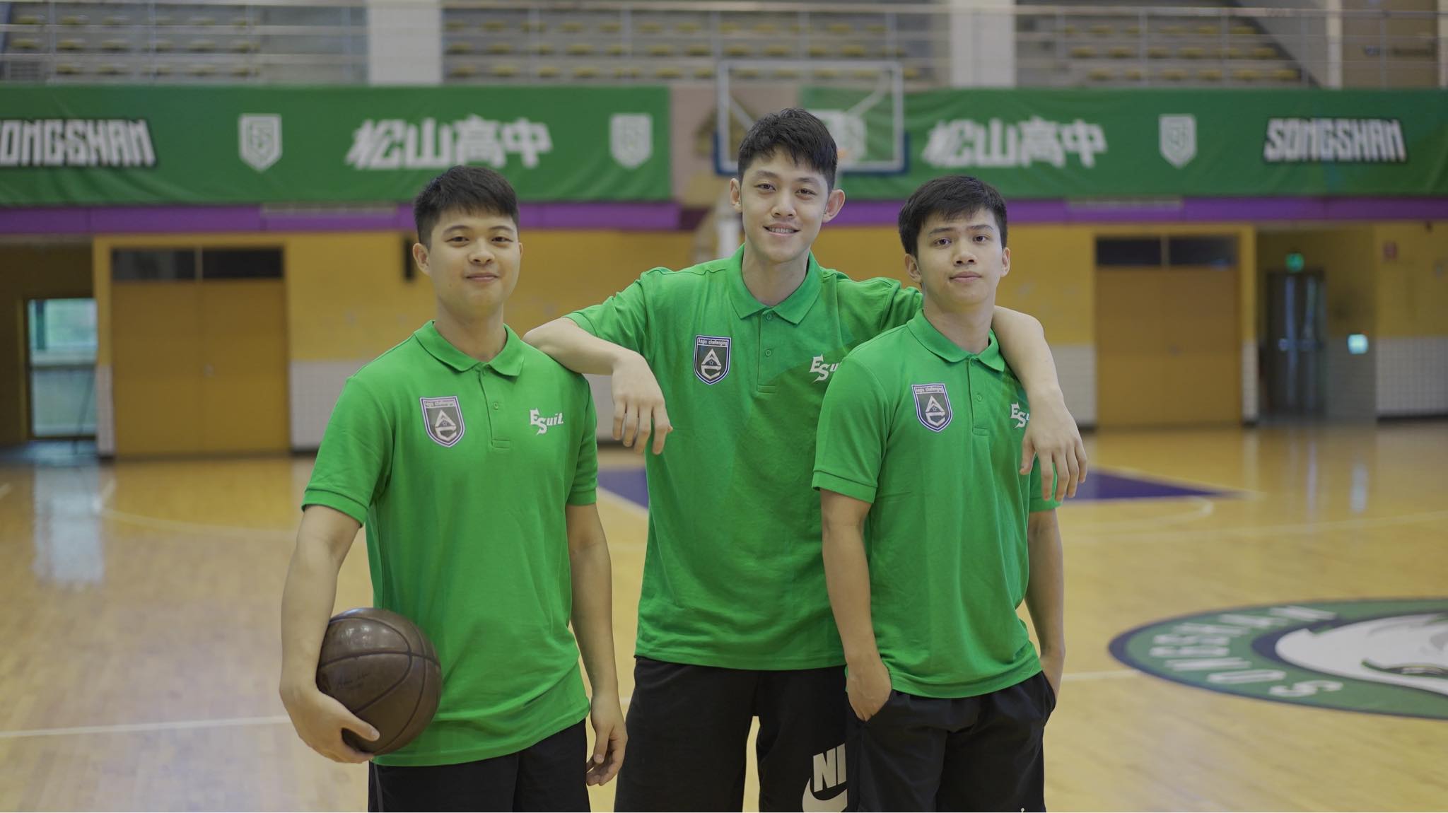 丁聖儒(右)與松山學長李昀宸、葉韋喬擔任神盾勇士籃球培訓營教練。圖/神盾勇士籃球培訓營提供