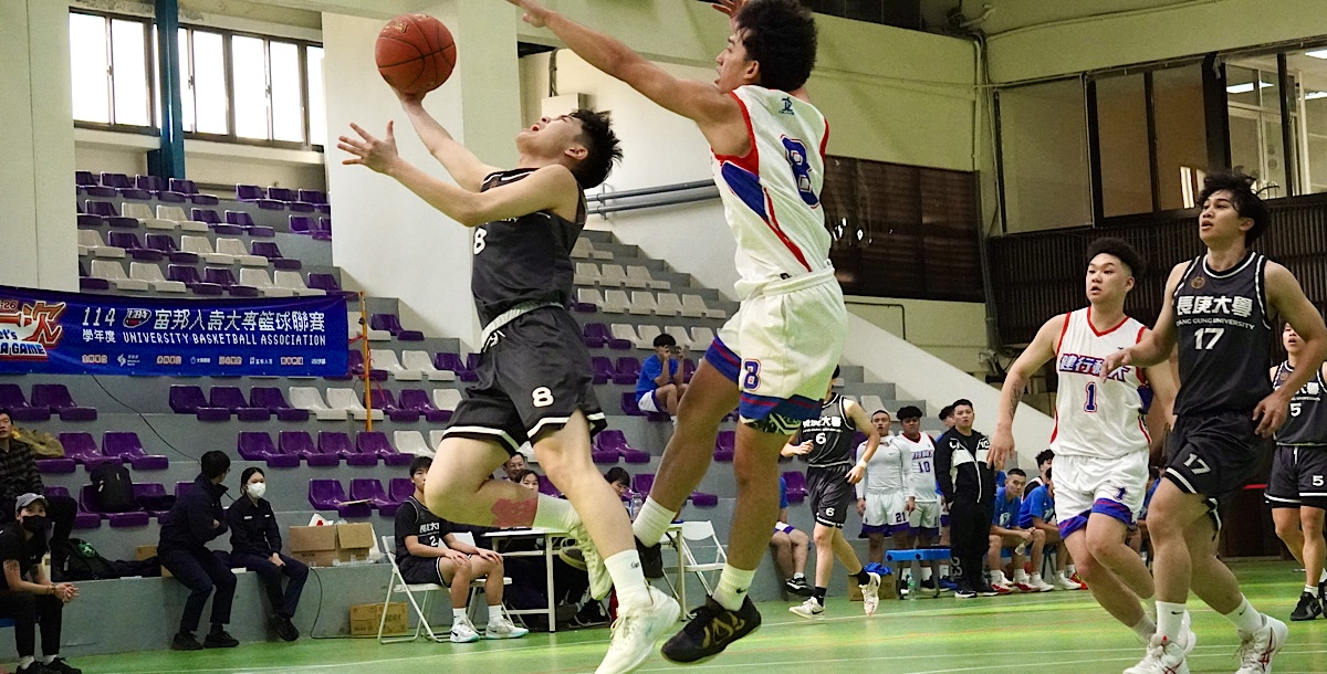 長庚黃柏凱(黑)在籃下多次成功補位。攝/孫千筑