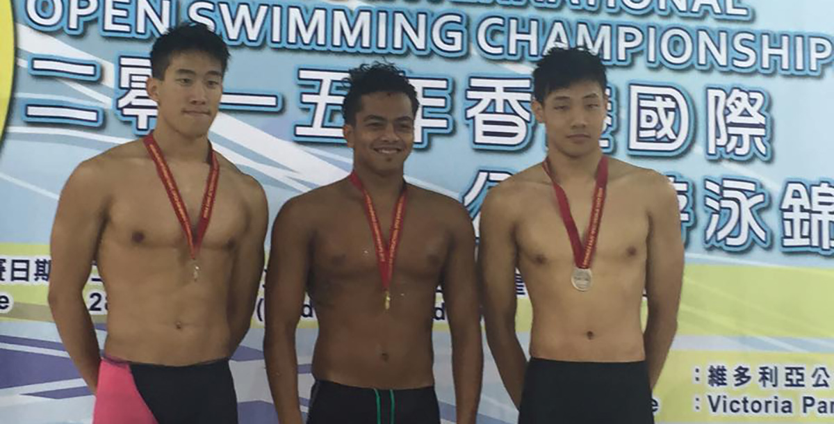 陳彥錡（最右）參加2015年香港公開游泳錦標賽榮獲一銀二銅。照片提供／陳彥錡