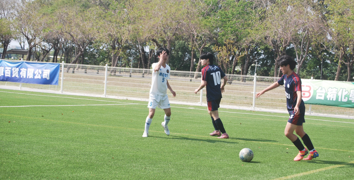 政大邱奕達(右)為球隊拿下多次進攻機會。攝/吳妤宸