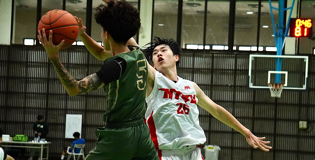 國體錡禹綸(白)積極防守,試圖抄截胡育嘉(綠)手中的球。攝/孫千筑