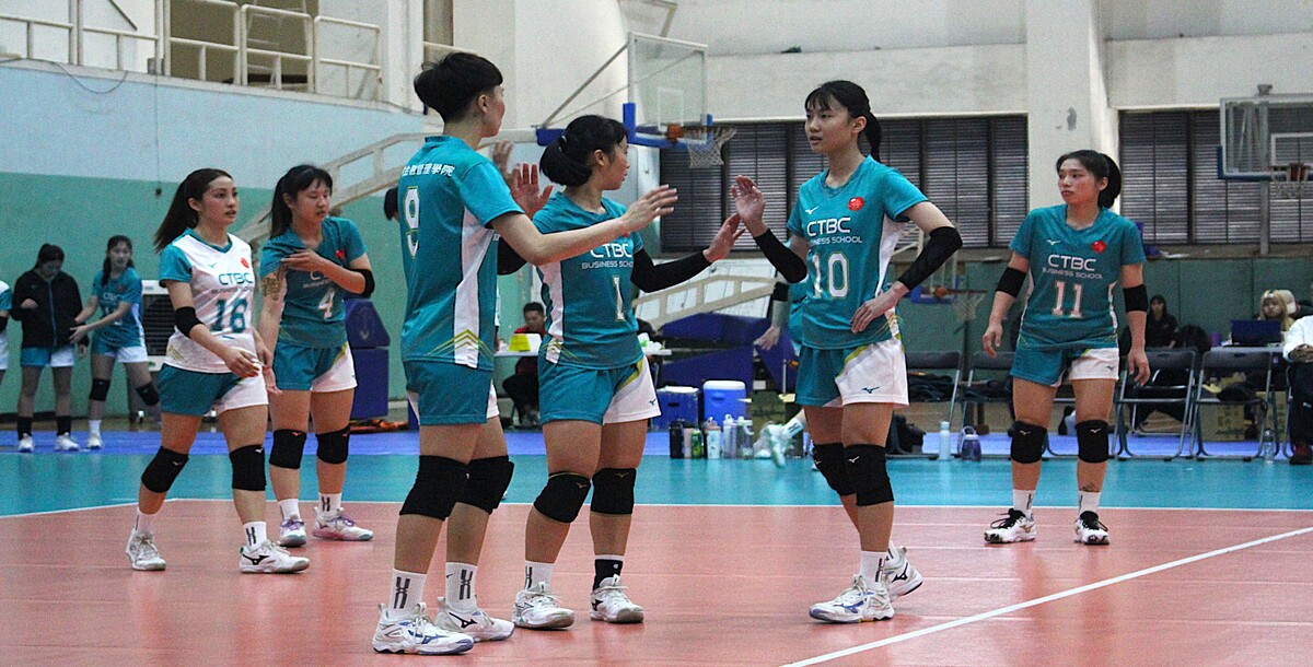 中信球員得分後互相擊掌鼓勵，展現良好團隊氣氛。攝/潘立晏