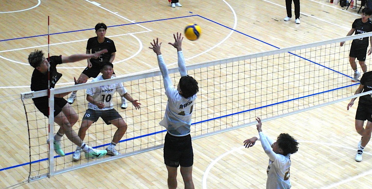 臺大調整防守佈陣，多次攔下屏科大的快攻。攝/鄭筠穎