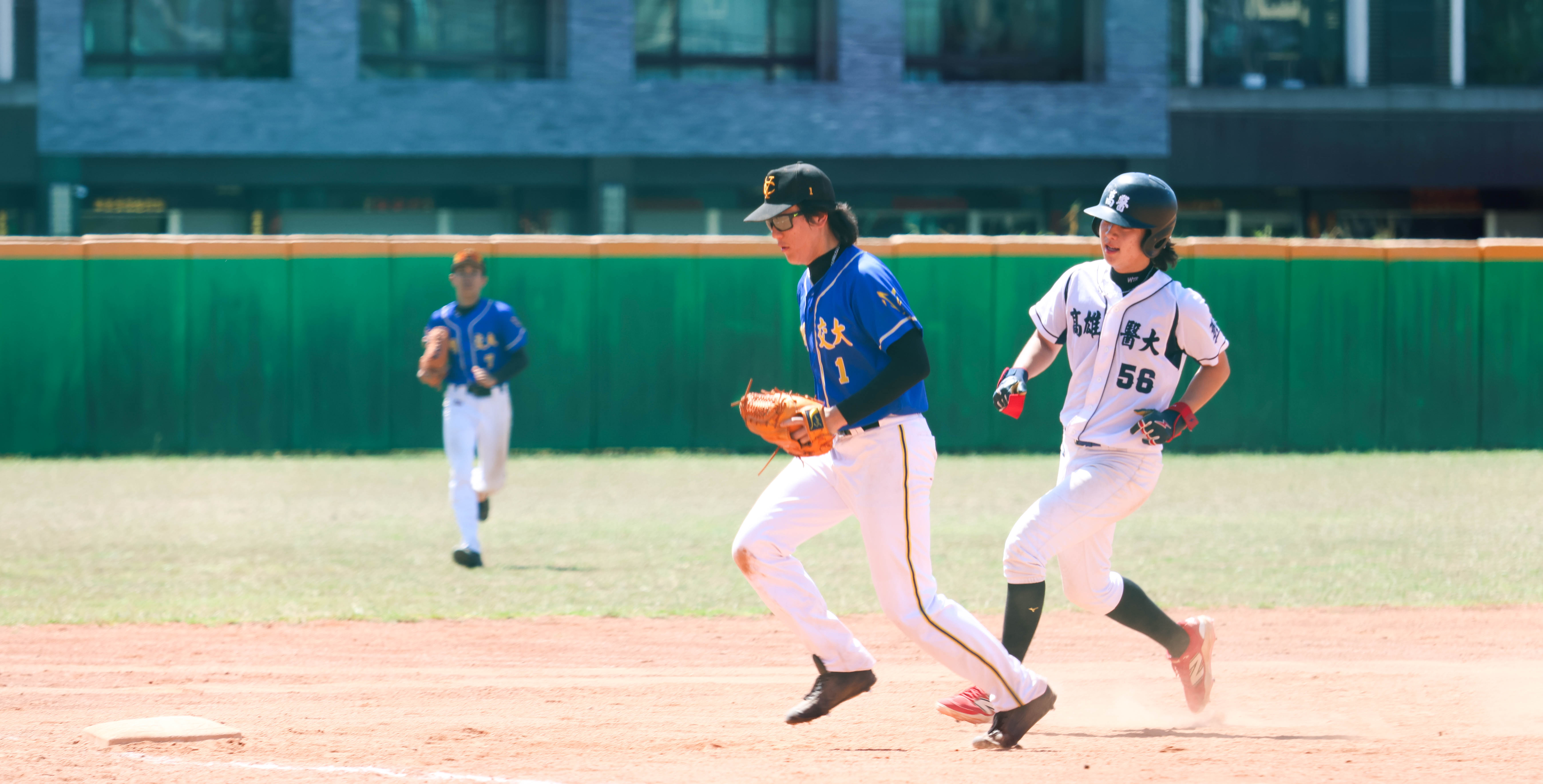 陽明交大三壘手林晏白（左）將高醫余沅橙（右）封殺出局。攝/許靜玟