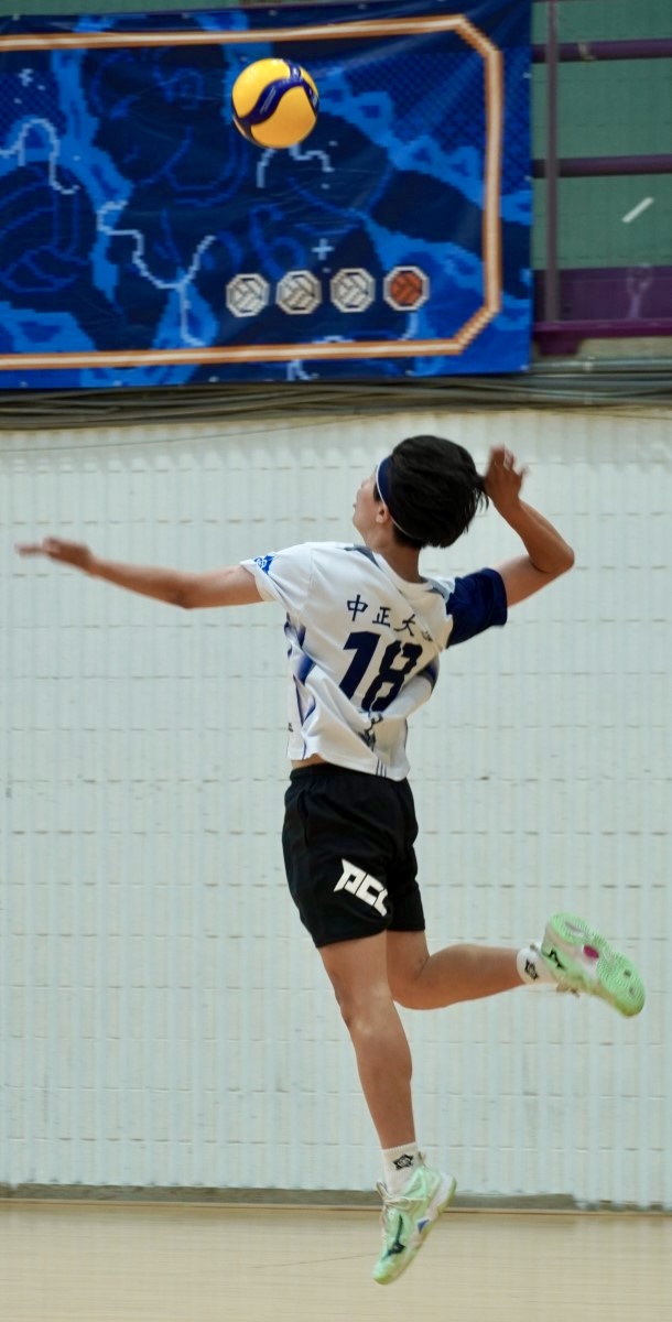 中正隊長張佳福多次發球建功。攝/巫騏安