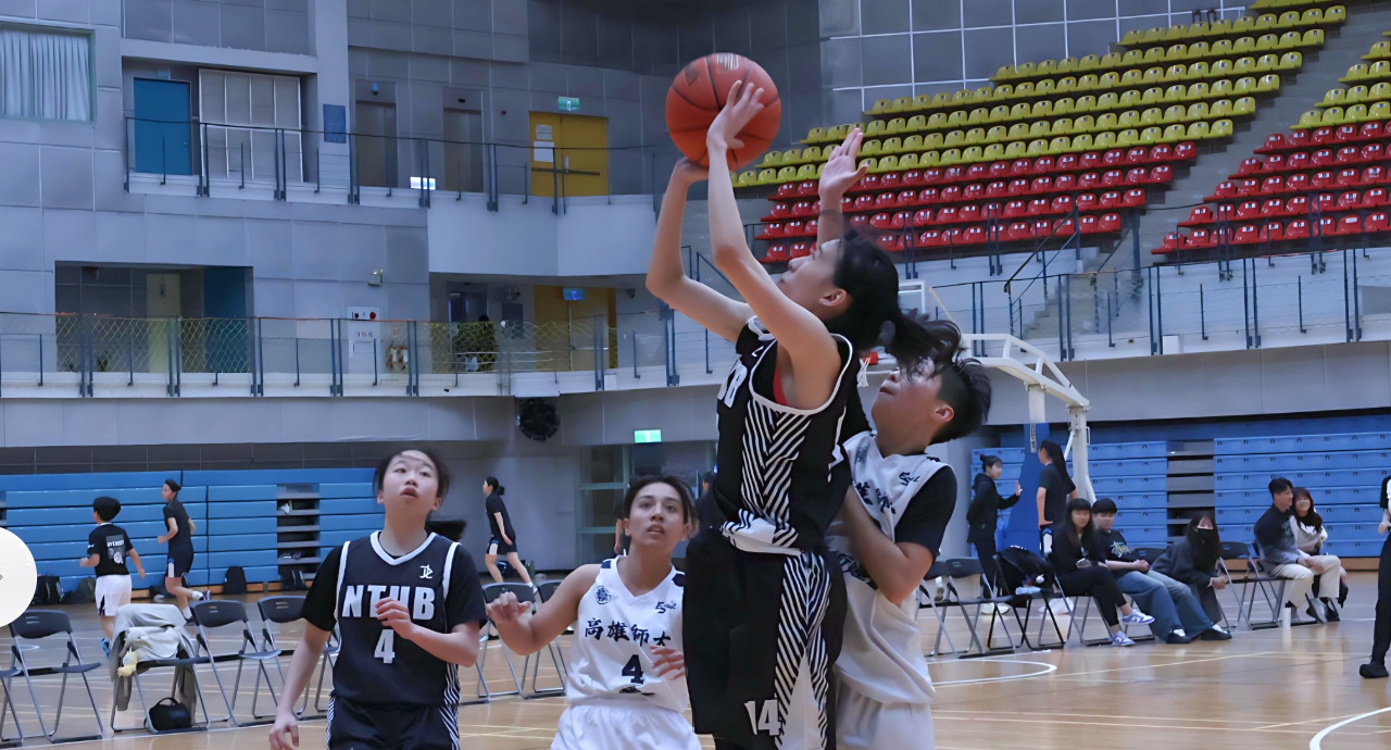 北商大隊長康奕喬(黑)嘗試籃下進攻。