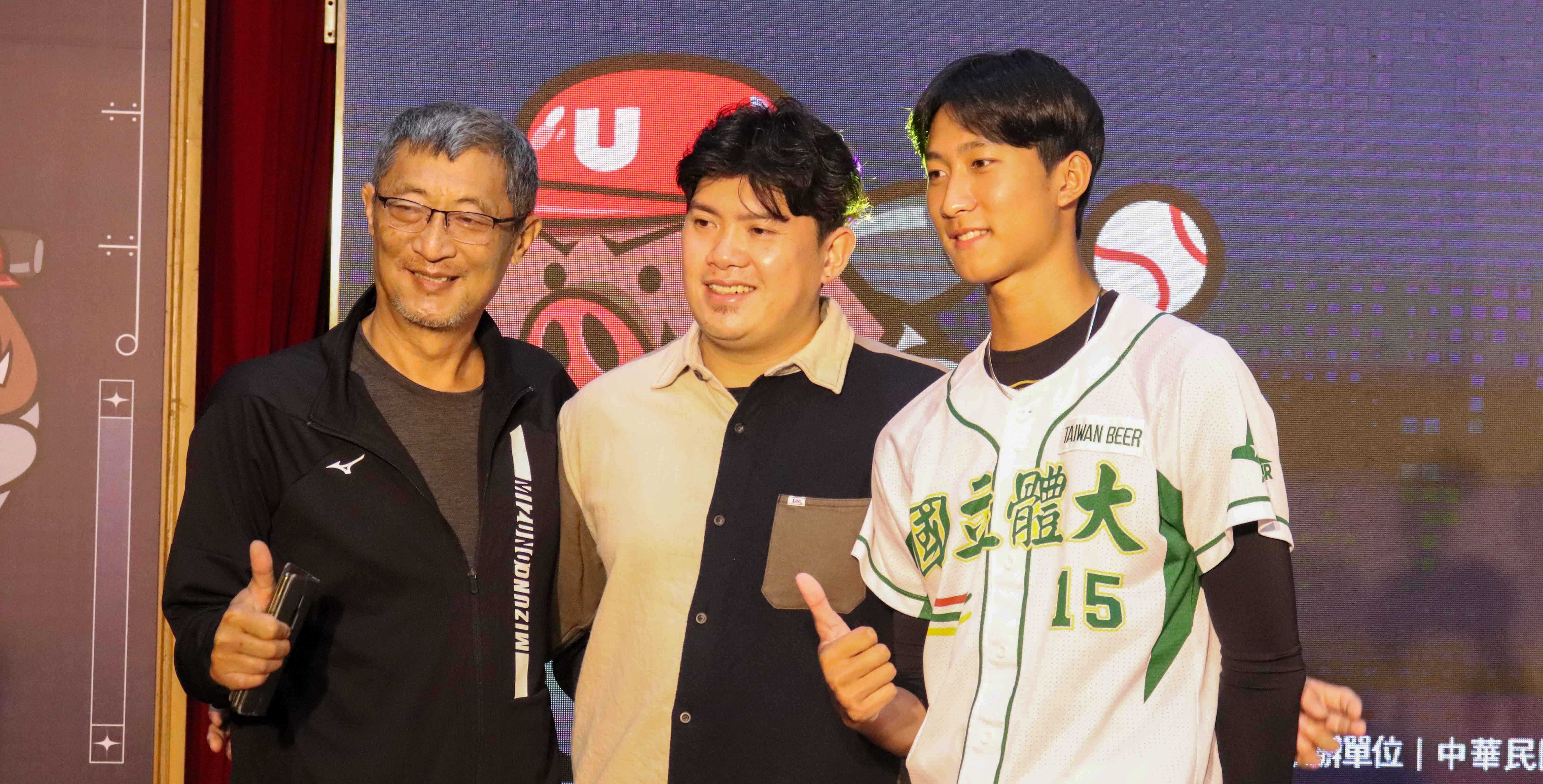 宋家豪（中）與國體大教練陳炫琦（左）及學弟沙子宸（右）合影。攝/張若琳