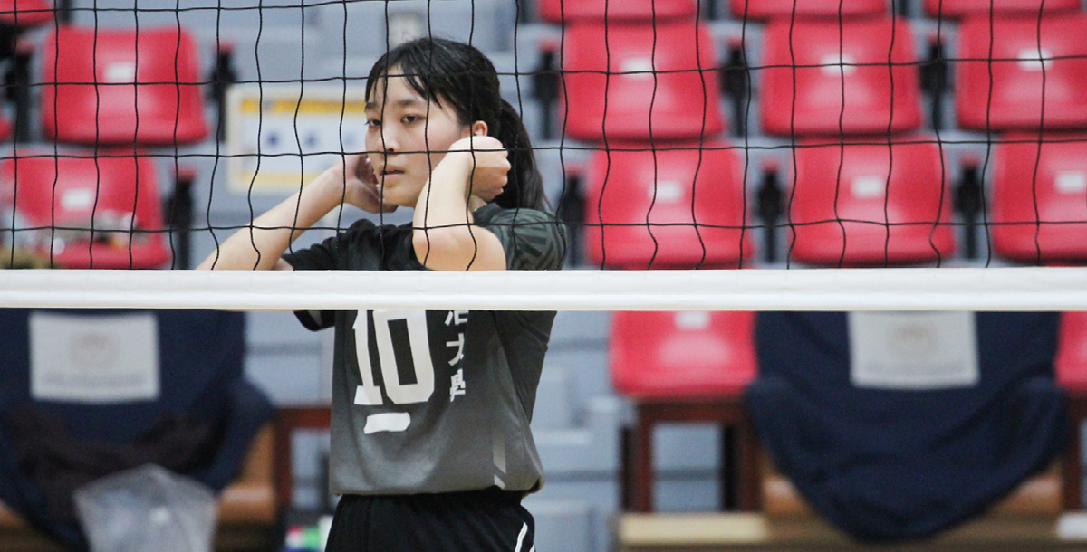 擔任政大隊長的舉球員林歆蓓，是陣中唯一有公開級別經驗的球員。攝/陳葦澤