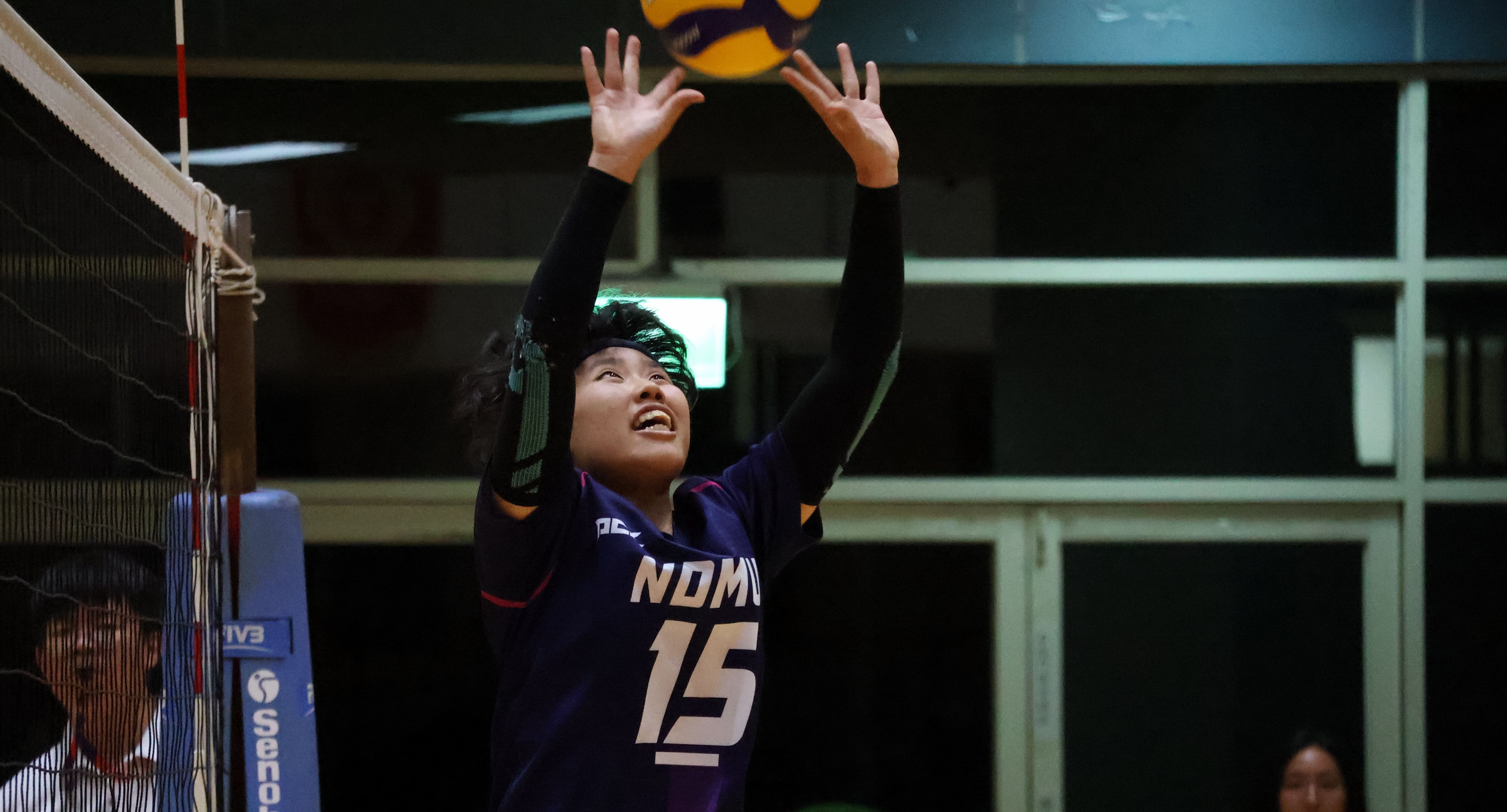 國防醫舉球員林巧竺多次精彩救球。攝/張妘萁