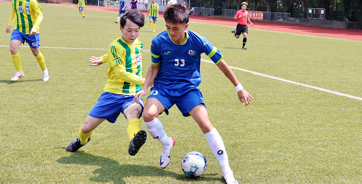 兩隊於場中激烈爭球，互不相讓。攝/陳品儒
