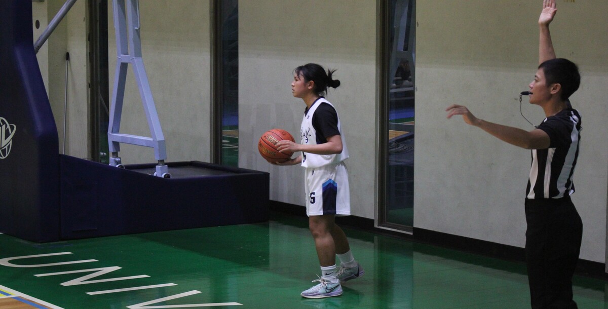 臺大後衛陳芊宇在場邊執行發球,協助球隊重新組織進攻。攝/潘立晏