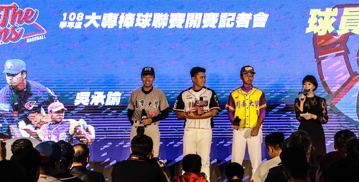 翁宇呈（左）和余謙、吳承諭於記者會分享自己的棒球故事。攝/曾馨儀