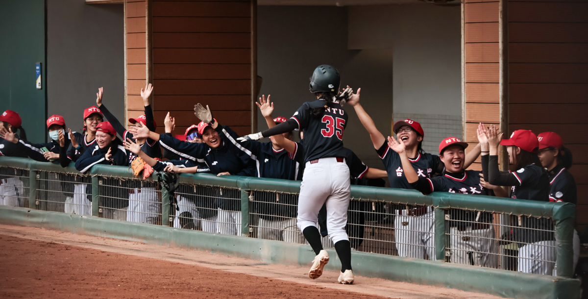 臺大三局上得分休息室開心畫面。攝/林秀炘