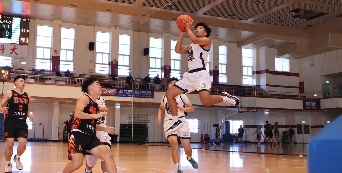 尤冠森(白)展現內外線火力攻下20分。攝/陳冠頡