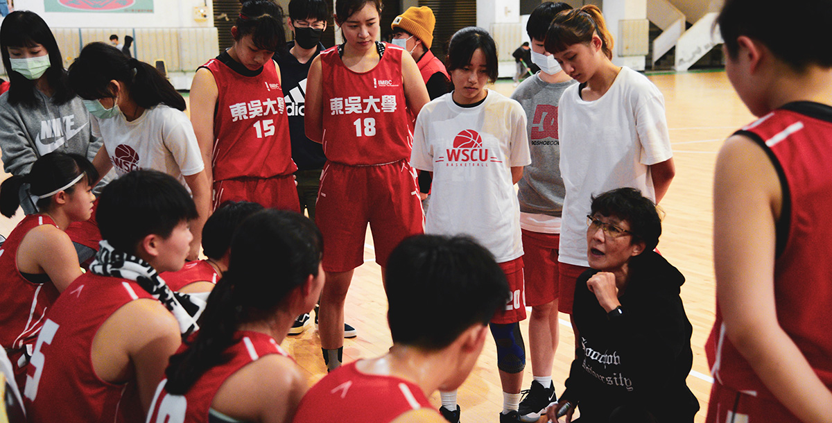 東吳女籃教練吳慧芳在場邊指導。照片提供／張曜麟