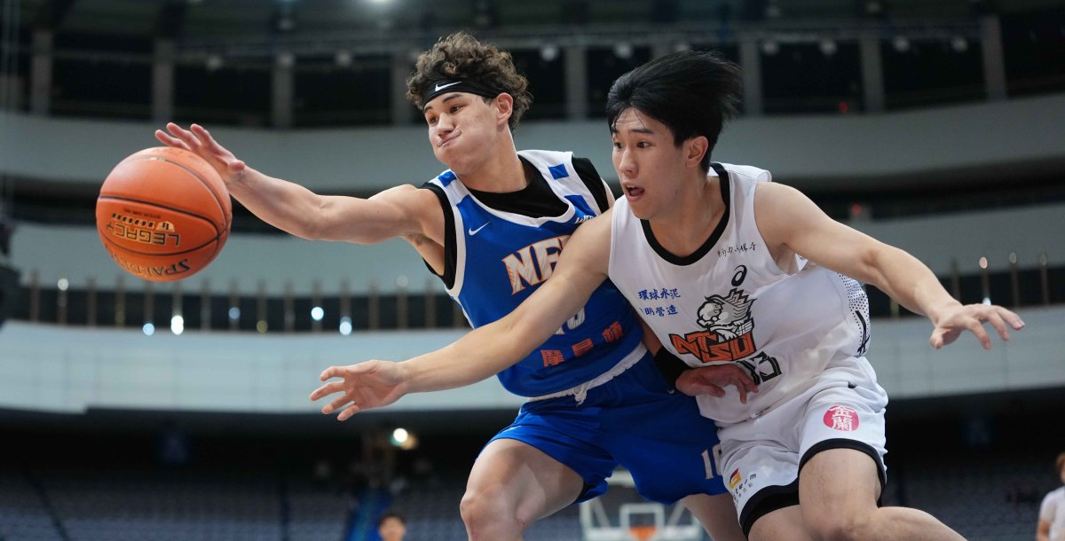 虎科查傑（左）和國體張祐瑋爭球。攝/大專體總